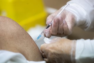 La CFV et l’OFSP recommandent aux personnes vulnérables de recevoir une dose de vaccin anti-Covid-19 en automne/hiver 2023/2024 (image d'illustration).